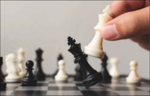 Chess boxing match alternating between strategy and physical performance